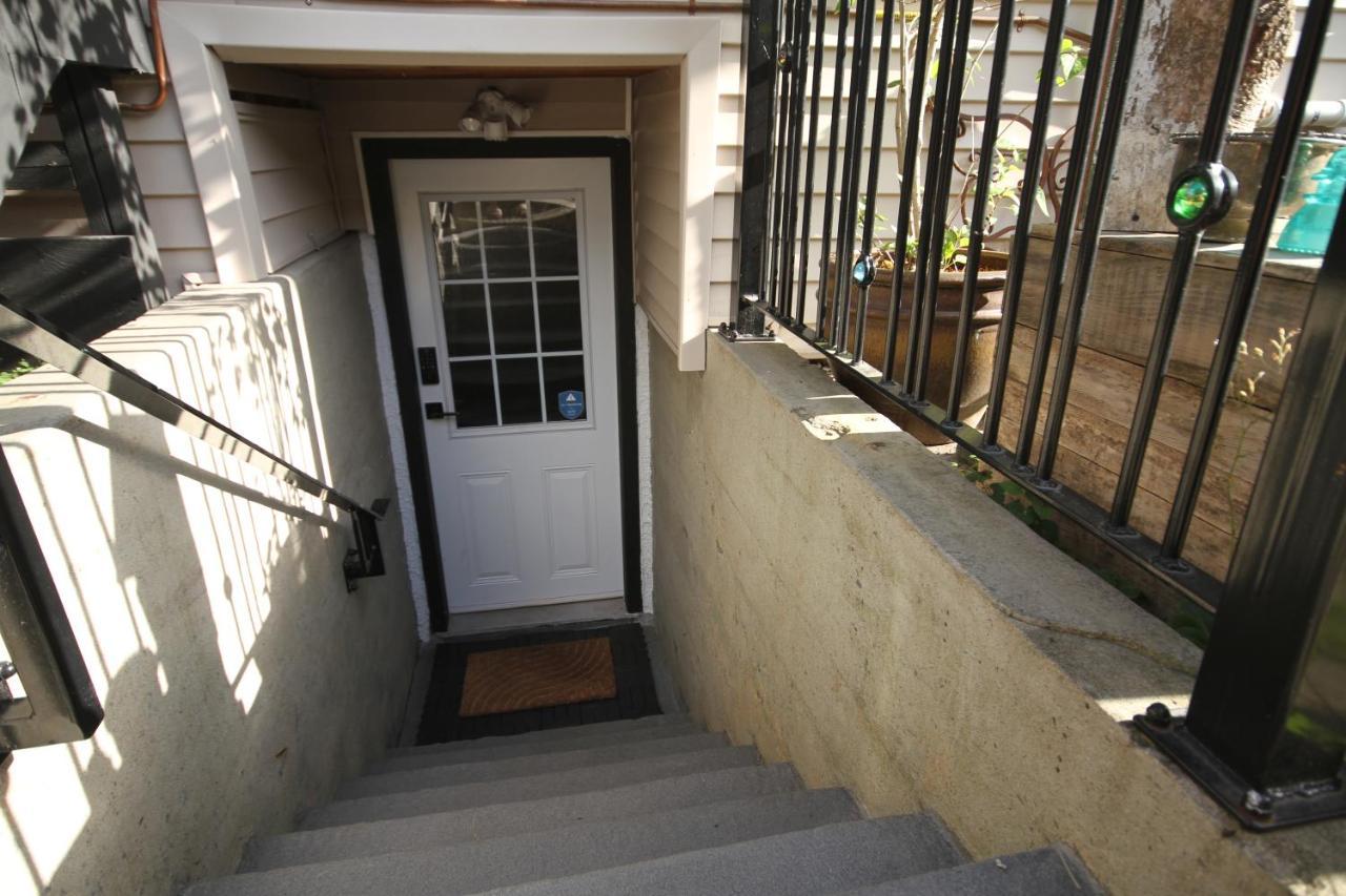 The Orange Door Bungalow Vancouver Exterior foto