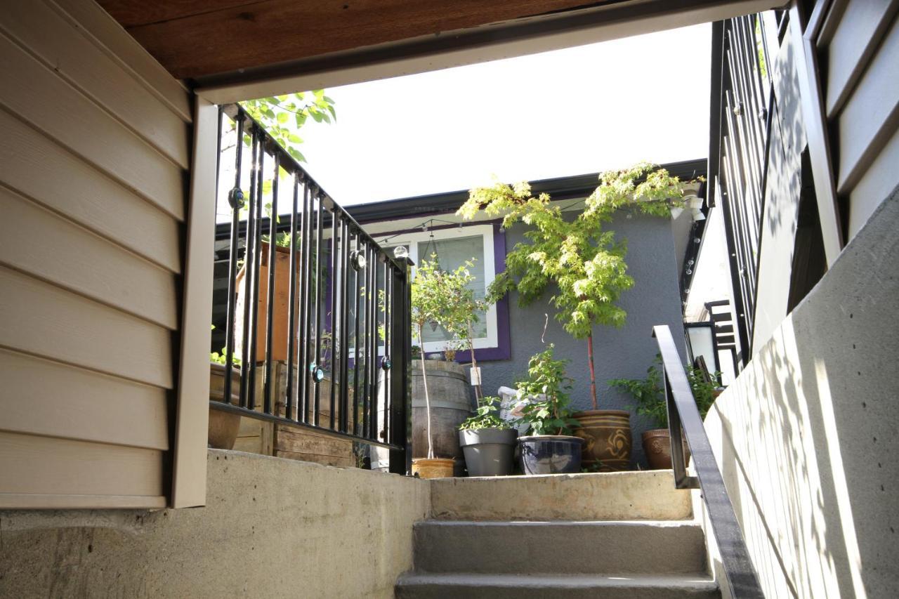 The Orange Door Bungalow Vancouver Exterior foto