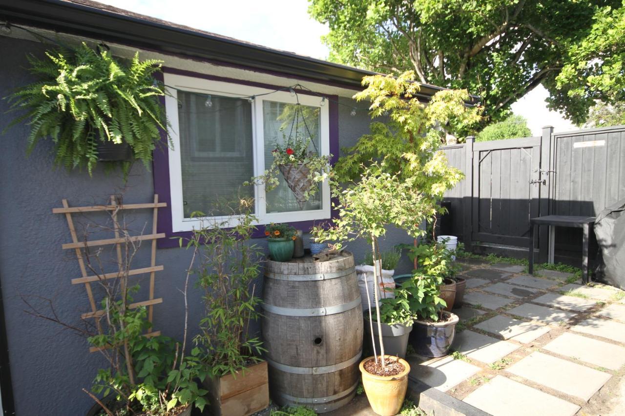 The Orange Door Bungalow Vancouver Exterior foto